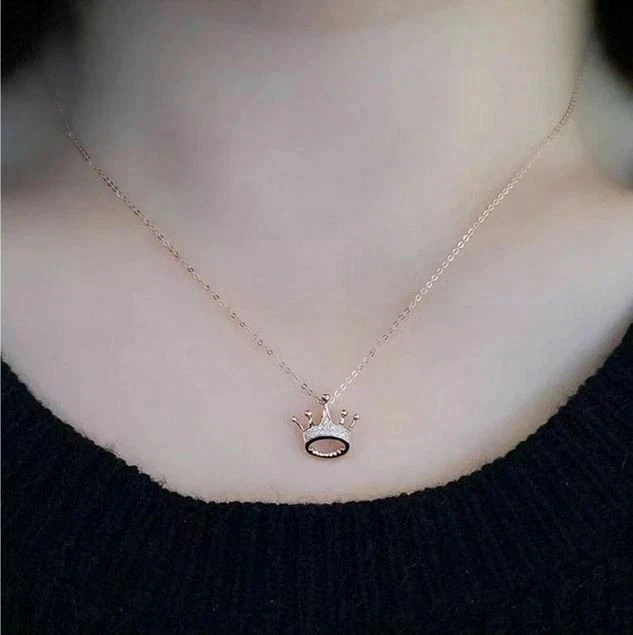 Colgante corona de diamantes simulados de corte redondo de 2 quilates para mujer enchapado en oro amarillo de 14 quilates Foto 3 de 4