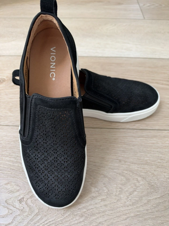 Zapatilla deportiva para caminar acolchada sin cordones negra/blanca 8 Vionic Kimmie Perf para mujer - Imagen 3 de 4