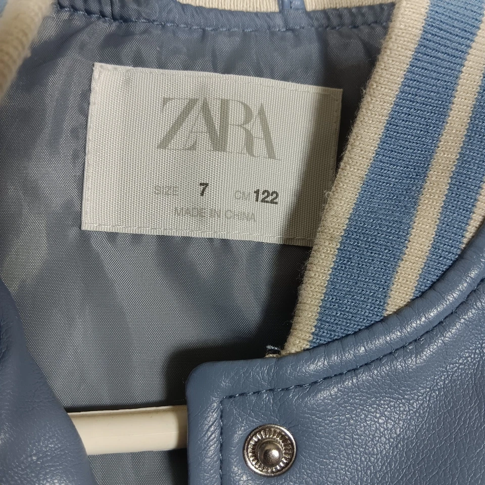 Chaqueta Bomber Universitaria Zara Imitación Cuero Niños Talla 7 Azul Claro y Blanco Foto 4 de 4