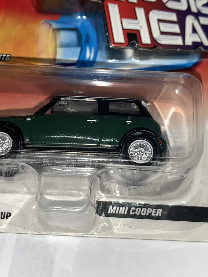 Johnny Lightning -- Import Heat MINI COOPER 2003 - Black, Union Jack - Image 2 of 4