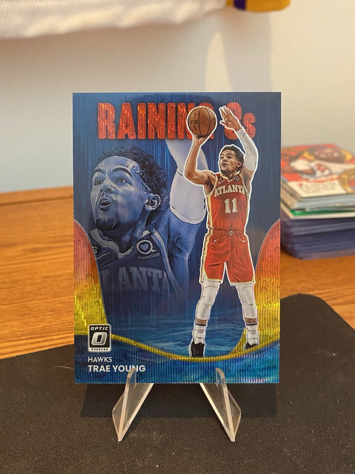 2022-23 Optic Tmall Trae Young Red Gold Wave Prizm Raining 3s 12/99 Hawks