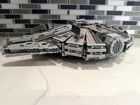 LEGO Star Wars: Millennium Falcon (75105) + Figures + Manual + Box