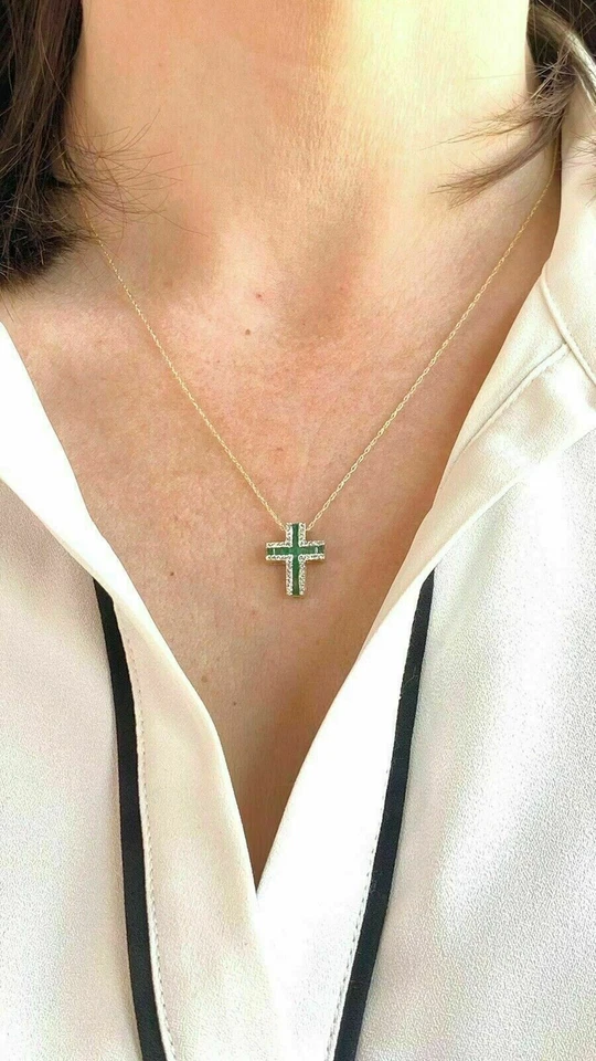 Colgante Cruz Esmeralda Verde Creado en Laboratorio Corte Princesa 2 Ct Chapado en Oro Amarillo 14K Foto 2 de 4