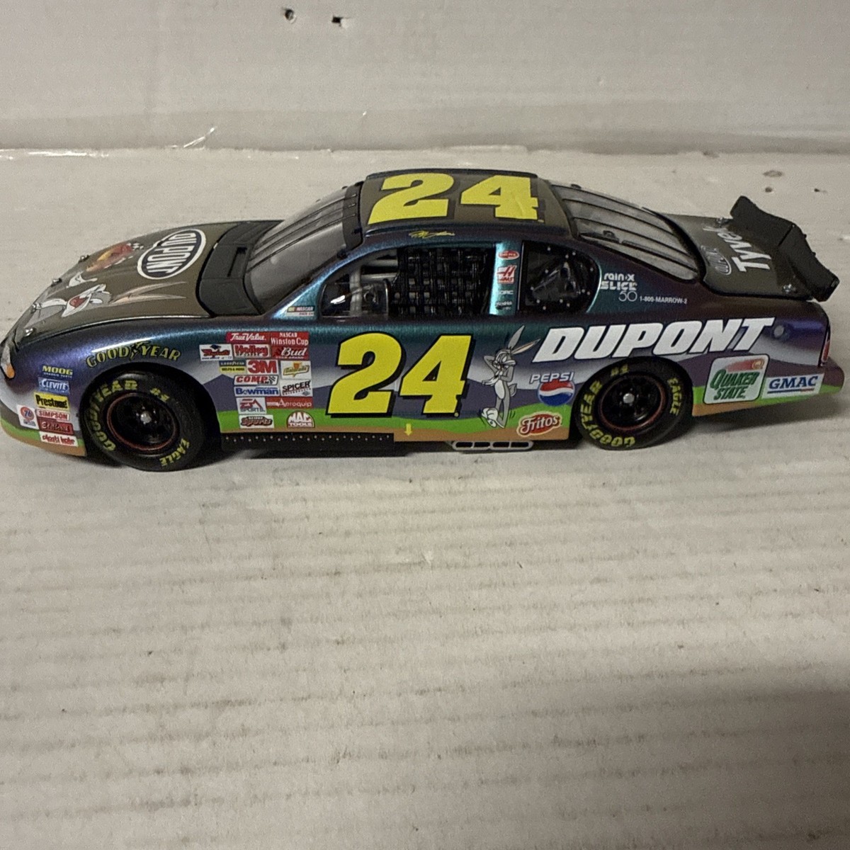 Diecast 1/24 Jeff Gordon #24 DuPont Looney Tunes – Monte Carlo 2001