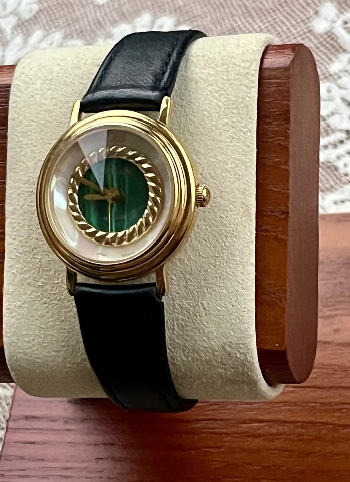 Reloj de cuarzo Gruen para dama verde malaquita y nácar cara 282-V121 29 mm Foto 3 de 4