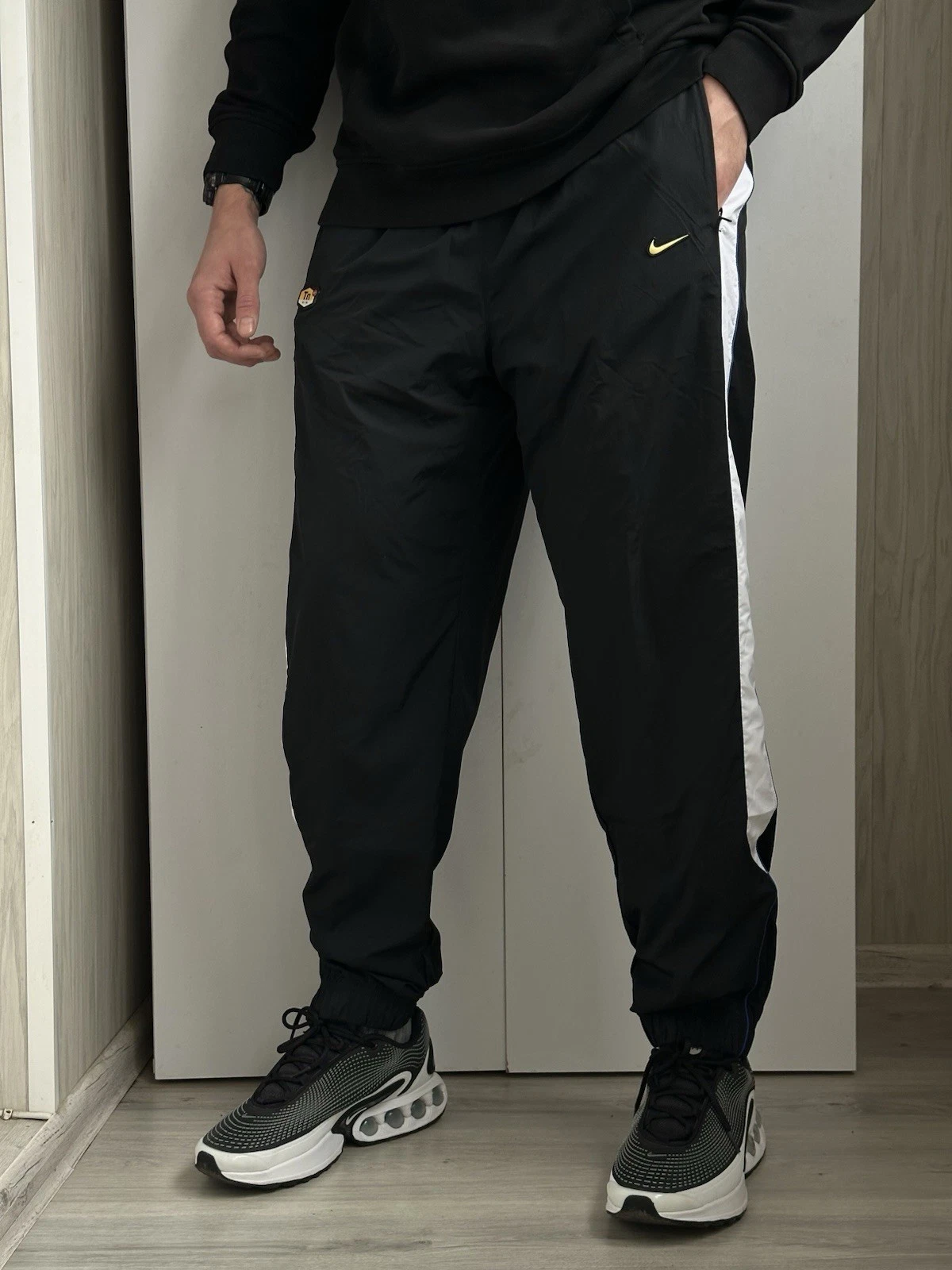 Nike TN Track Pants Swoosh Nylon Men’s Loose Fit – Sizes XL – New HV6517-010
Opens in a new window o