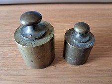 2 POIDS DE BALANCE EN LAITON 200 GRAMMES ET 100 GRAMMES AVEC POINCONS