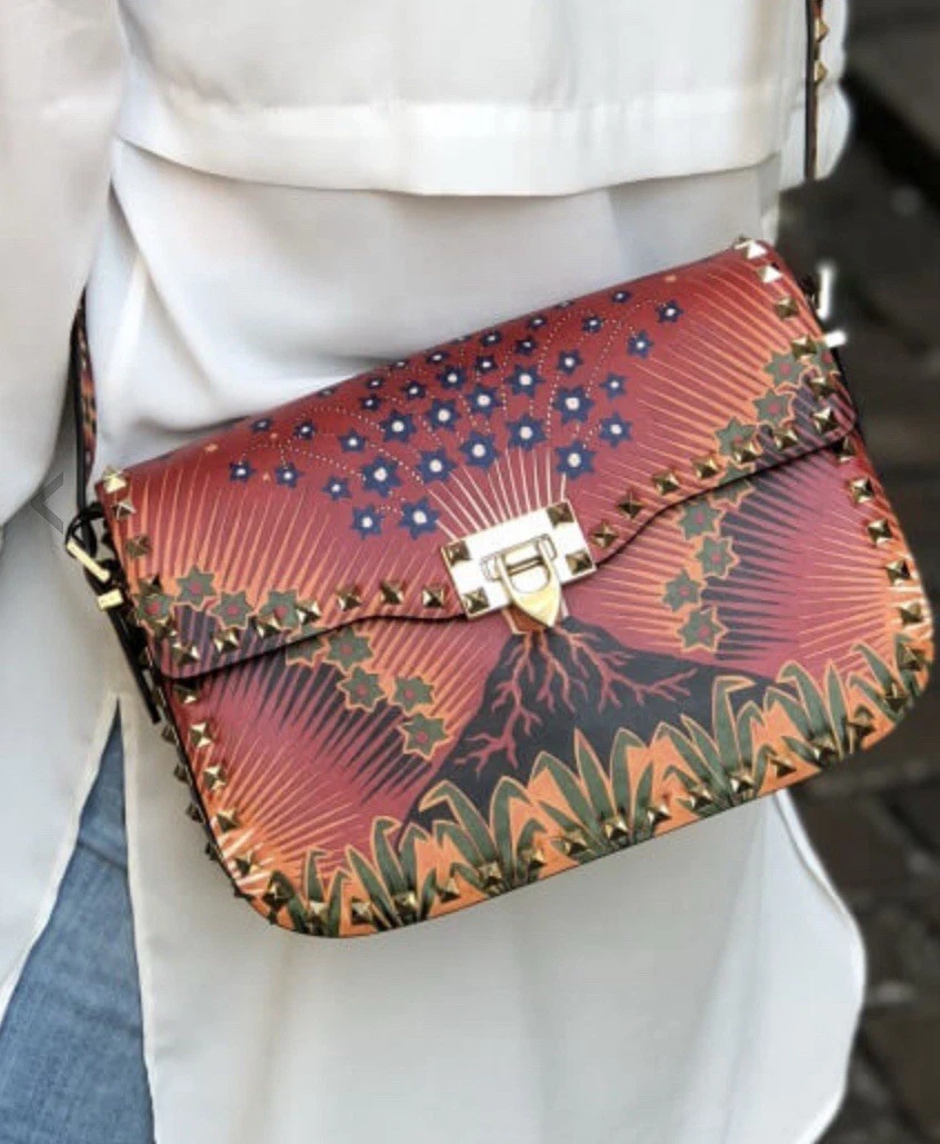Borsa a tracolla Valentino Rockstud Volcano in pelle di vitello con patta rossa prezzo al pubblico consigliato $4.000