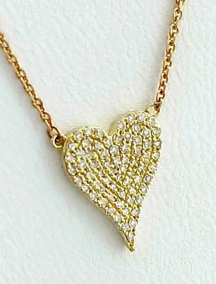 Colgante de corazón de diamantes creados en laboratorio de corte redondo de 2 quilates enchapado en oro amarillo de 14 k Foto 2 de 4