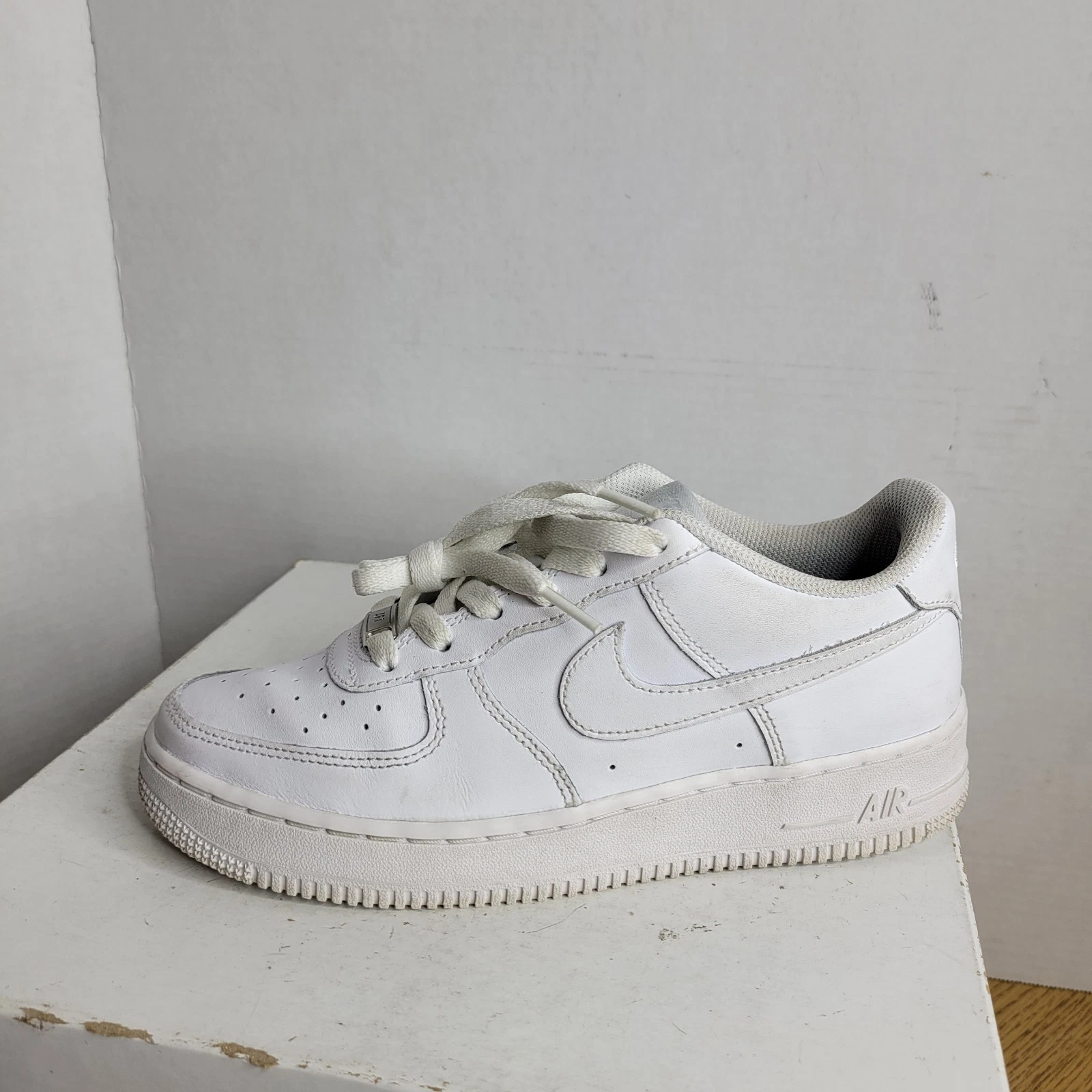 Taglia 6.5 (GS) Scarpe sneakers Nike Air Force 1 LE basse triple bianche