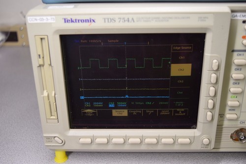 Tektronix TDS754A Digital Oscilloscope, 500MHz, 4 Channels, 2GS/s - Picture 3 of 9