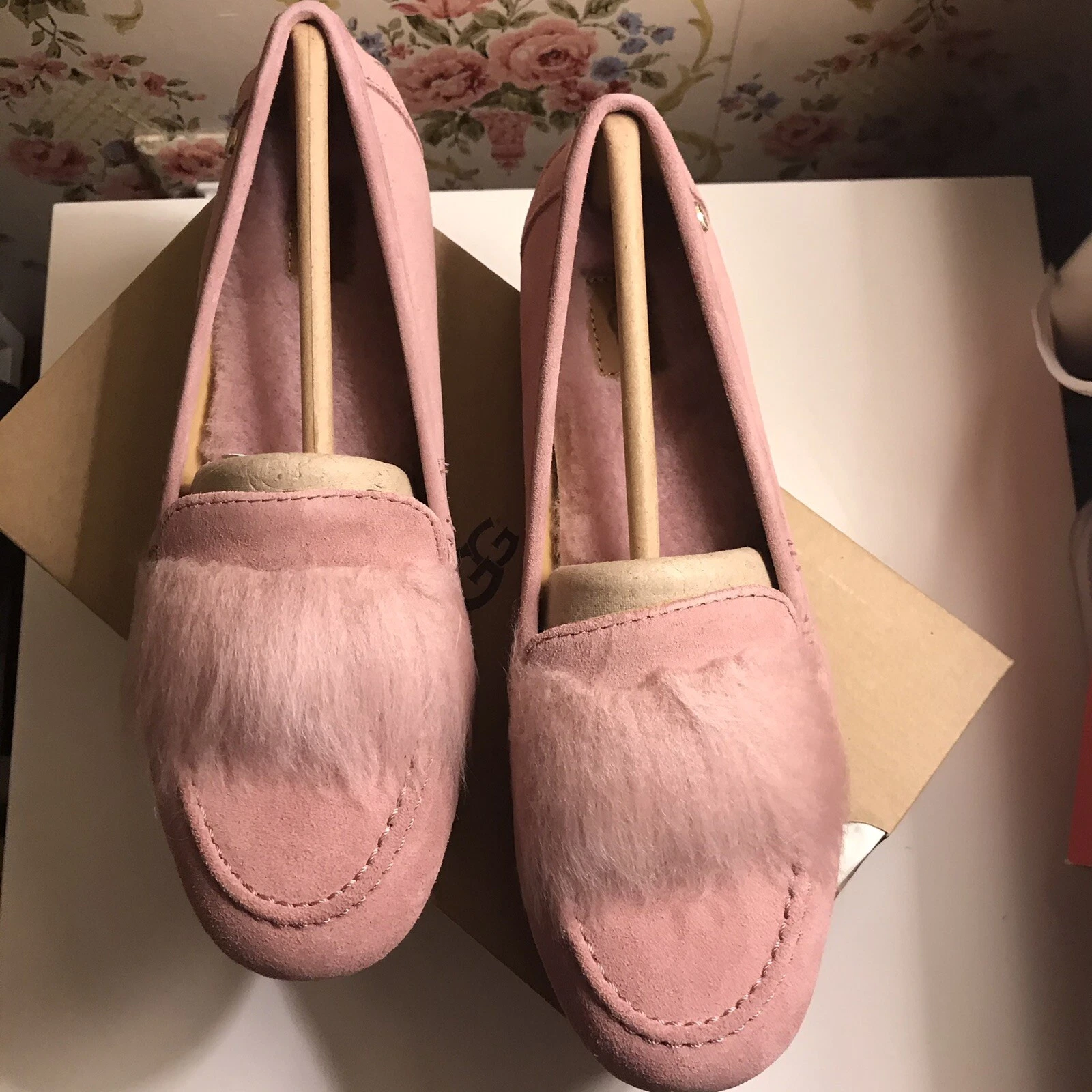 UGG Kaley Wisp Pom mocassino shearling scamosciato ciabatta piatta rosa 1102689 taglia 7 nuovo