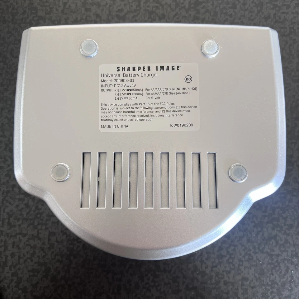 Cargador de batería universal plateado Sharper Image Foto 3 de 4