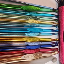 Boye Crochet Hook Lot 14 Hooks 13 Metal 1 Plastic Needle Sizes W/Case