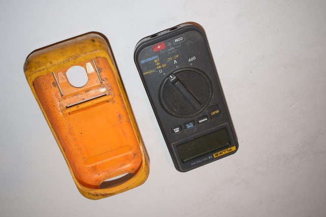 FLUKE 16 Personal Digital Multimeter w/ Temperature CAT III AC DC 600V (HJV61) FLUKE 16 Personal Digital Multimeter w/ Temperature CAT III AC DC 600V (HJV61)