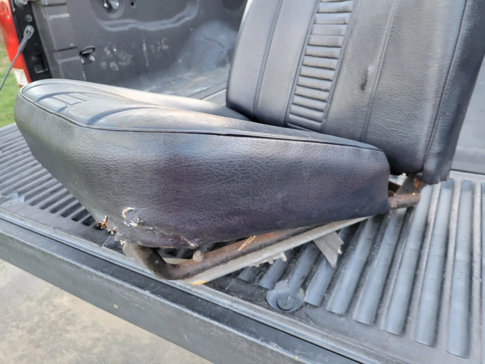 Asiento de conductor original MG Midget Austin Healey Sprite vinilo negro con reposacabezas Foto 4 de 4