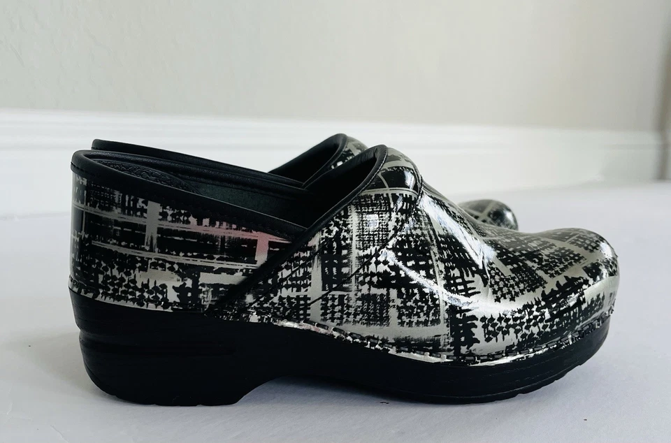 DANSKO Mulas Artísticas Blanco y Negro con Suela Gruesa Talla 36 (5.5) Foto 2 de 4