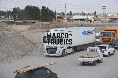 LKW Foto DAF XF Kühlsattelauflieger Kirgisistan weiß NORDFROST #w3cz