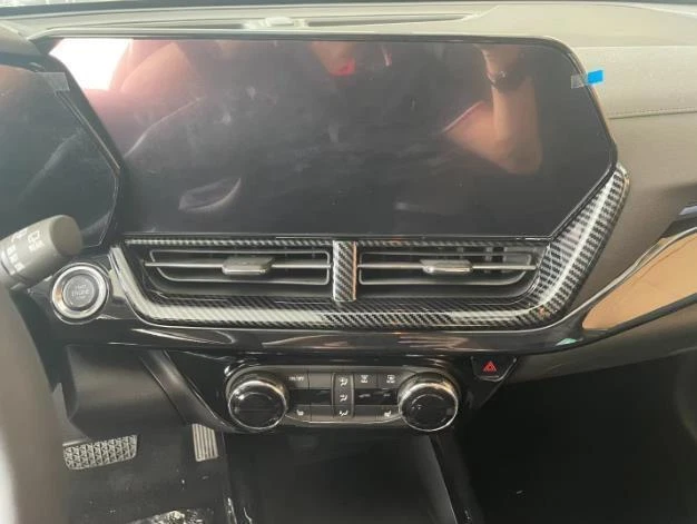 Cubierta de ventilación de salida de aire central de aspecto de fibra de carbono para Chevrolet Trax 2023-2025 Foto 3 de 4