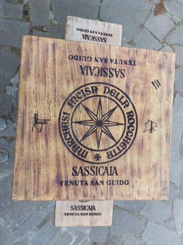 Tavolo alto e 2 Sgabelli Sassicaia . - Foto 8 di 9