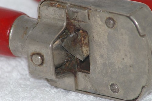 Edlund Junior Number 5 Can Opener from 1929 Red Wood Excellent Condition - Picture 4 of 4