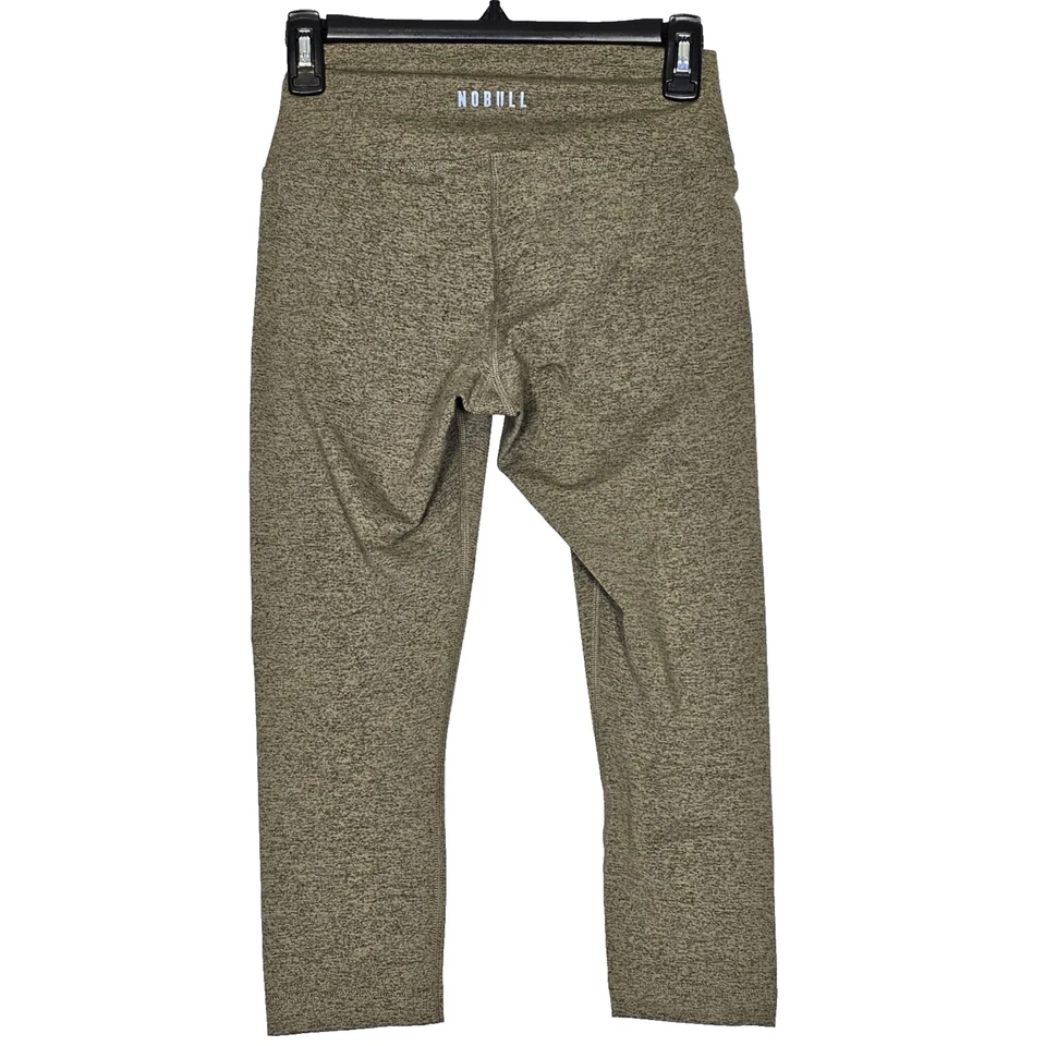 Legging Nobull Capri Pequeño Marrón Logo Atlético EE. UU. Recortado Foto 3 de 4