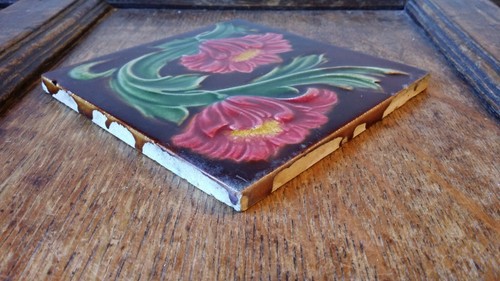 AZULEJO DE CERÁMICA ANTIGUO MAYÓLICA ART NOUVEAU DE 1900 - FLORES ROJAS Y AMARILLAS - Imagen 6 de 7