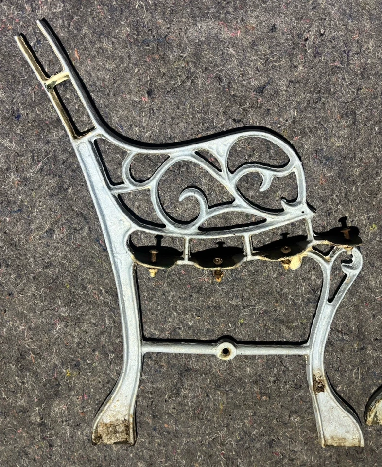 Conjunto antigo de extremidades de banco de ferro fundido azul rústico tamanho infantil com tensor - Imagem 2 de 4