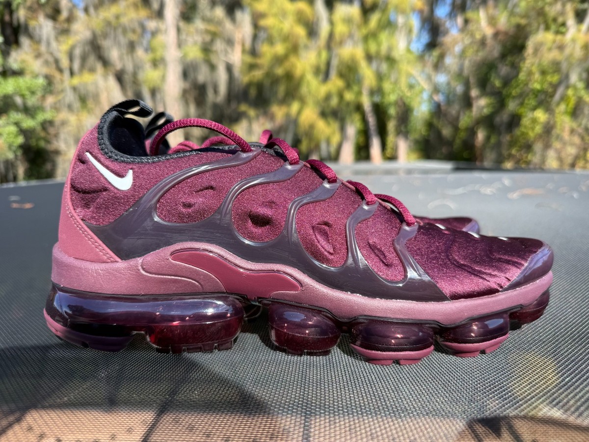 maroon vapormax plus