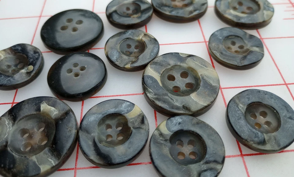 20 БОЛЬШИХ итальянских пуговиц с 4 отверстиями с несколькими оттенками черные серые нейтральные канавки 1-1/16 дюйма - Изображение 2 из 4