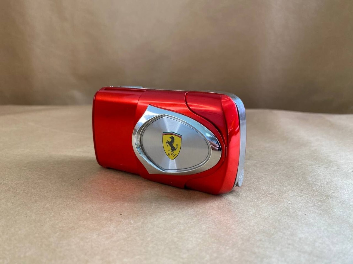 OLYMPUS Ferrari デジタルモデル　2003 デジカメ オリンパス、フェラーリレッドのデジカメ「Ferrari DIGITAL