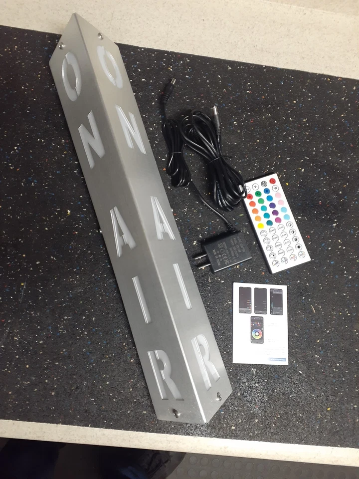 Letrero Iluminado "ON AIR" Aluminio 120V con Mando a Distancia y Bluetooth. 18 pulgadas Foto 2 de 4