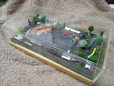 Round House and Train Yard 4''x7'' oval Train Layout !