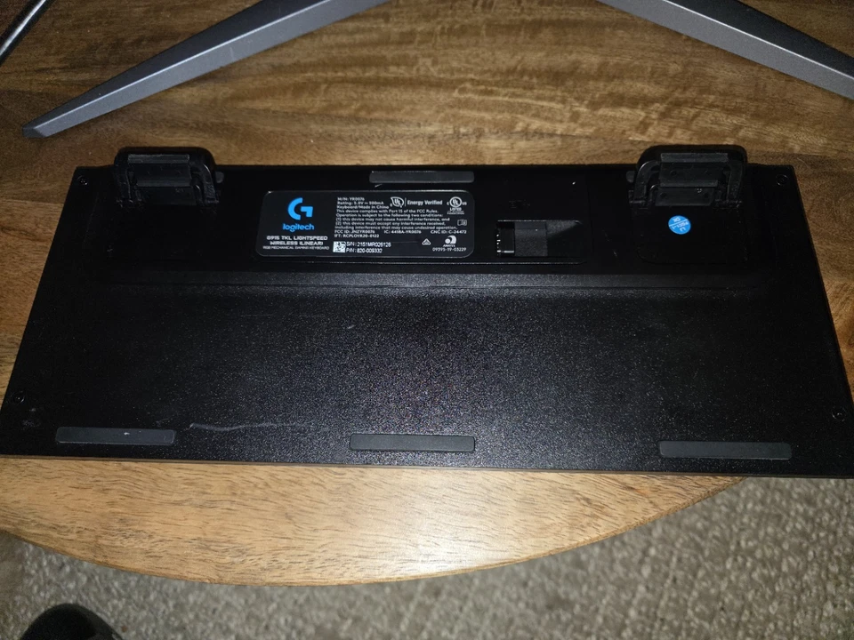 Teclado mecánico táctil para juegos Logitech G915 TKL Lightspeed inalámbrico RGB Foto 2 de 3