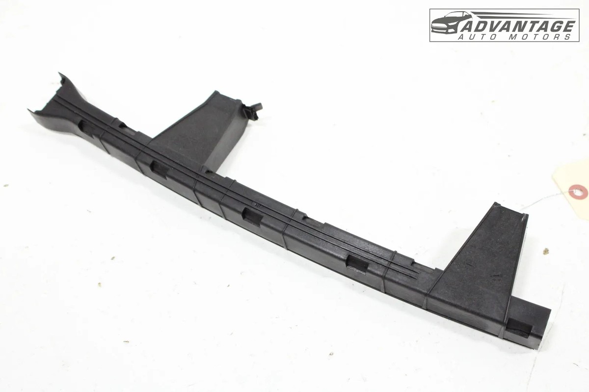 【R20689】NAVIGATOR 2018-2024 LINCOLN NAVIGATOR REAR RIGHT DOOR WINDOW FORWARD GUIDE