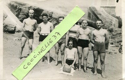Foto Männer im Badeanzug wenig elegant Ort zu identifizieren