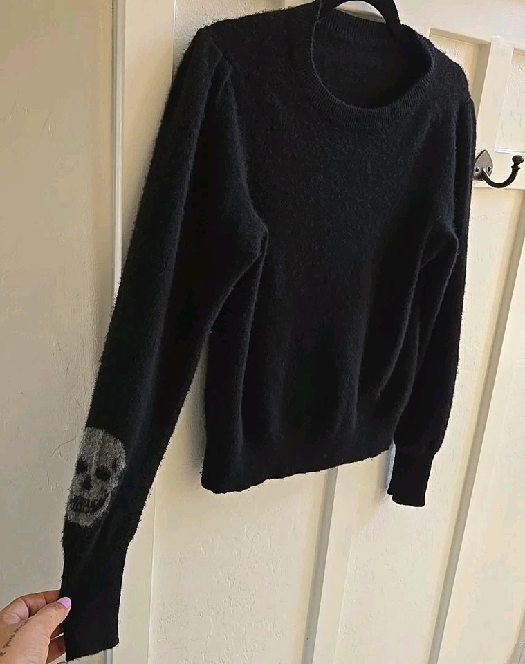 豪华 360 羊绒女式中号黑色头骨肘贴圆领毛衣 — 第 4/4 张图片
