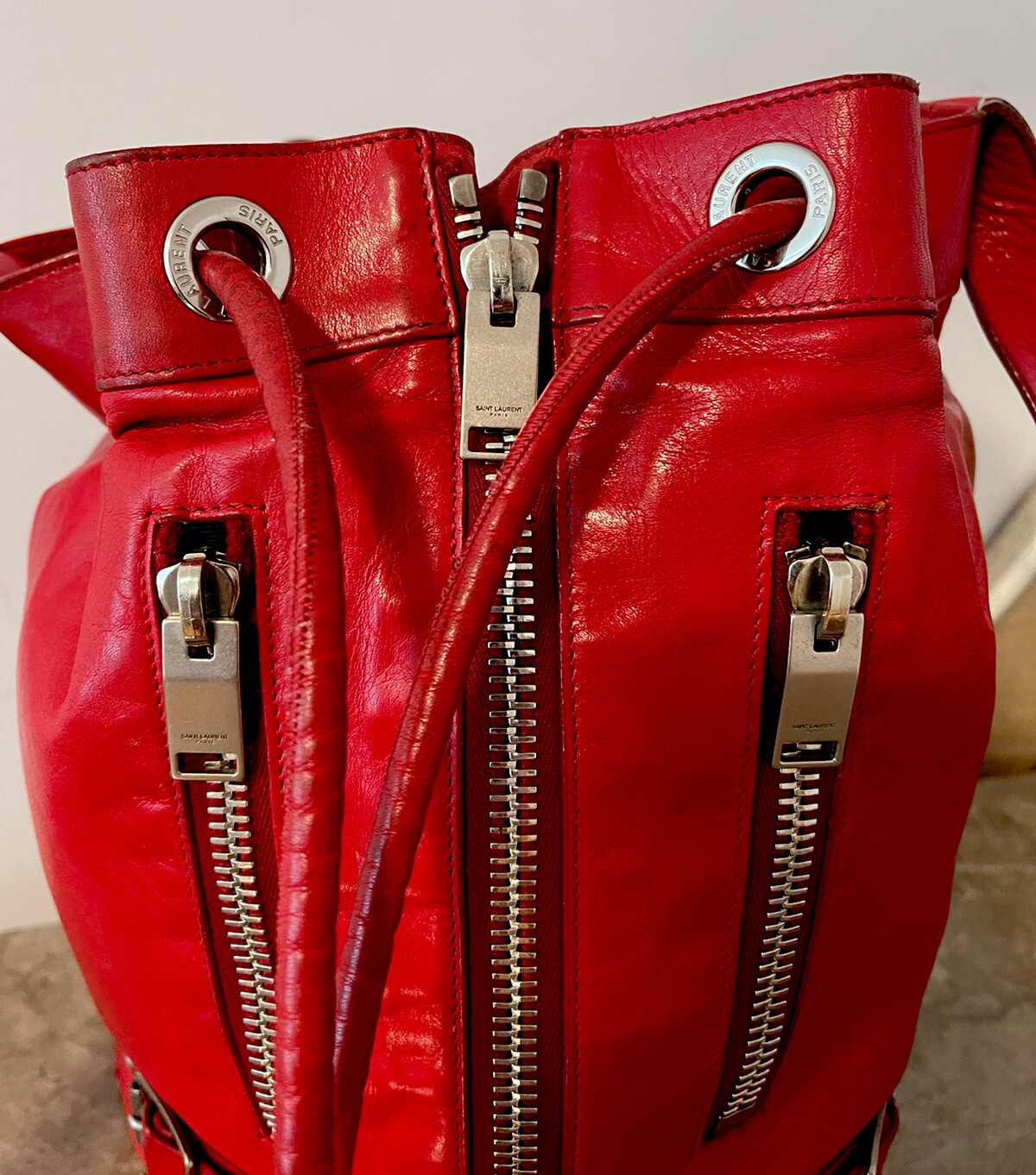 Autentica borsa a tracolla Saint Laurent Emmanuelle in pelle di pecora rossa con zip biker