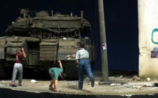 1/35 Ancient Boys Throwing Rocks Include 3 Resin figure Model kits Miniature