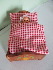 Antikes Puppenbettchen mit Puppe