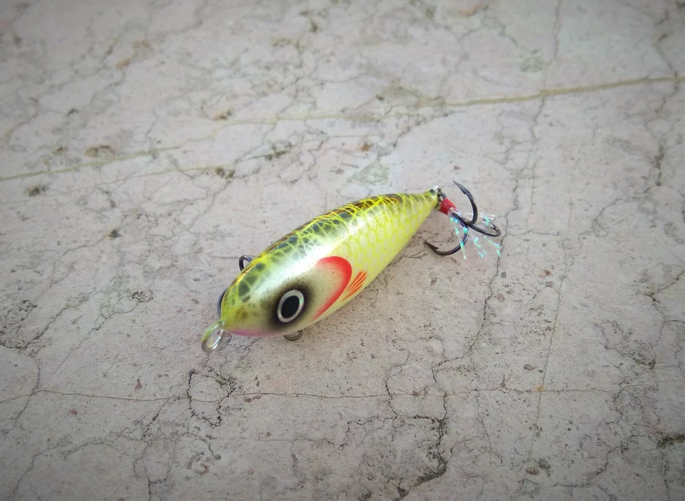 Señuelo de madera Spasm Zara Micro Superficie Topwater hecho a mano amarillo 4 cm (1,5 pulgadas) Foto 2 de 4