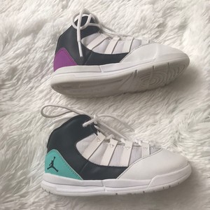 tenis jordan preto e branco