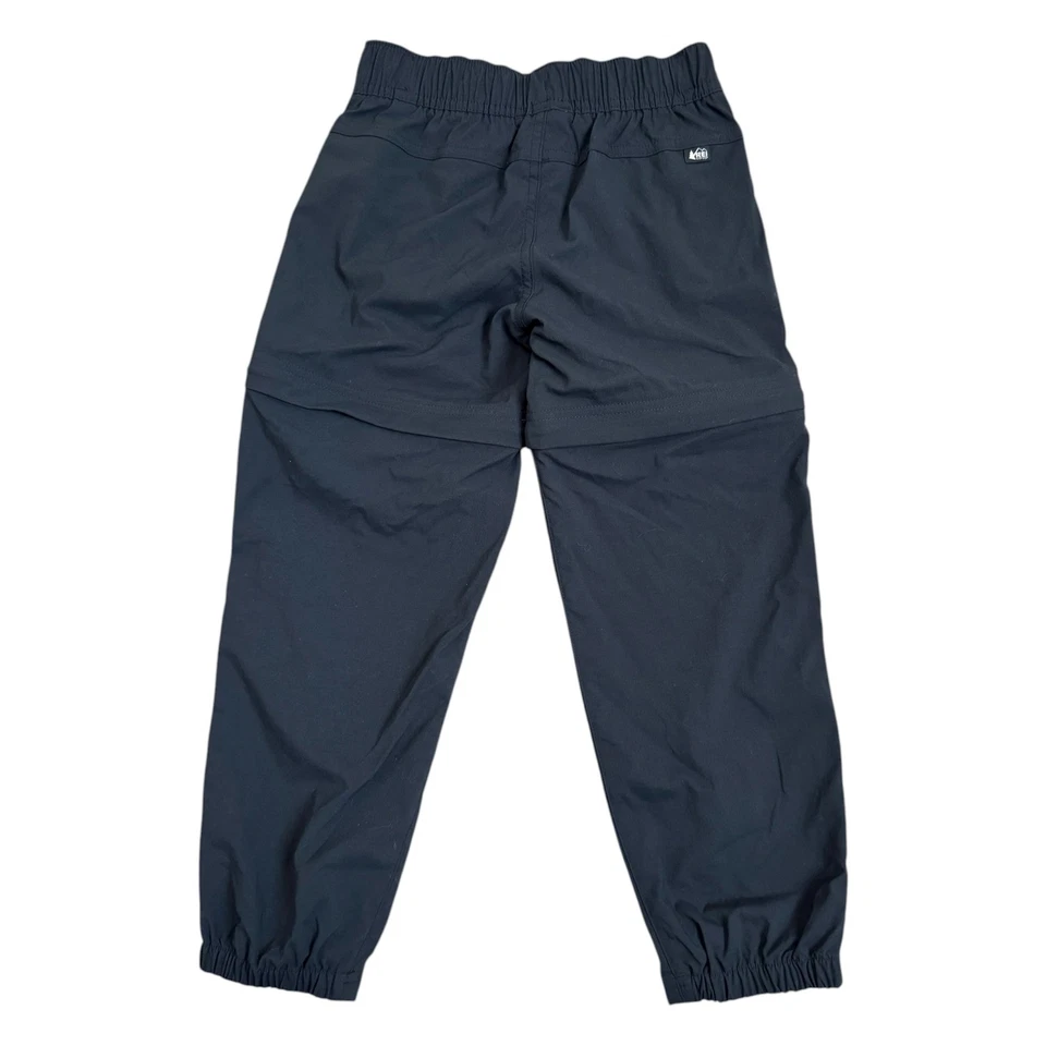 Calça curta REI Co Op infantil conversível com zíper náilon preta caminhada tamanho XS - Imagem 2 de 4