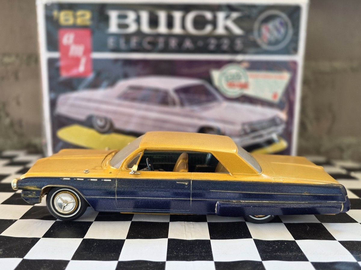 AMT 1962 '62 Buick Electra 225 Retro 2 in 1 Plastic Built Model