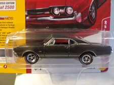 1967 Oldsmobile 442 W-30  2018 Johnny Lightning Classic Gold Collection  164