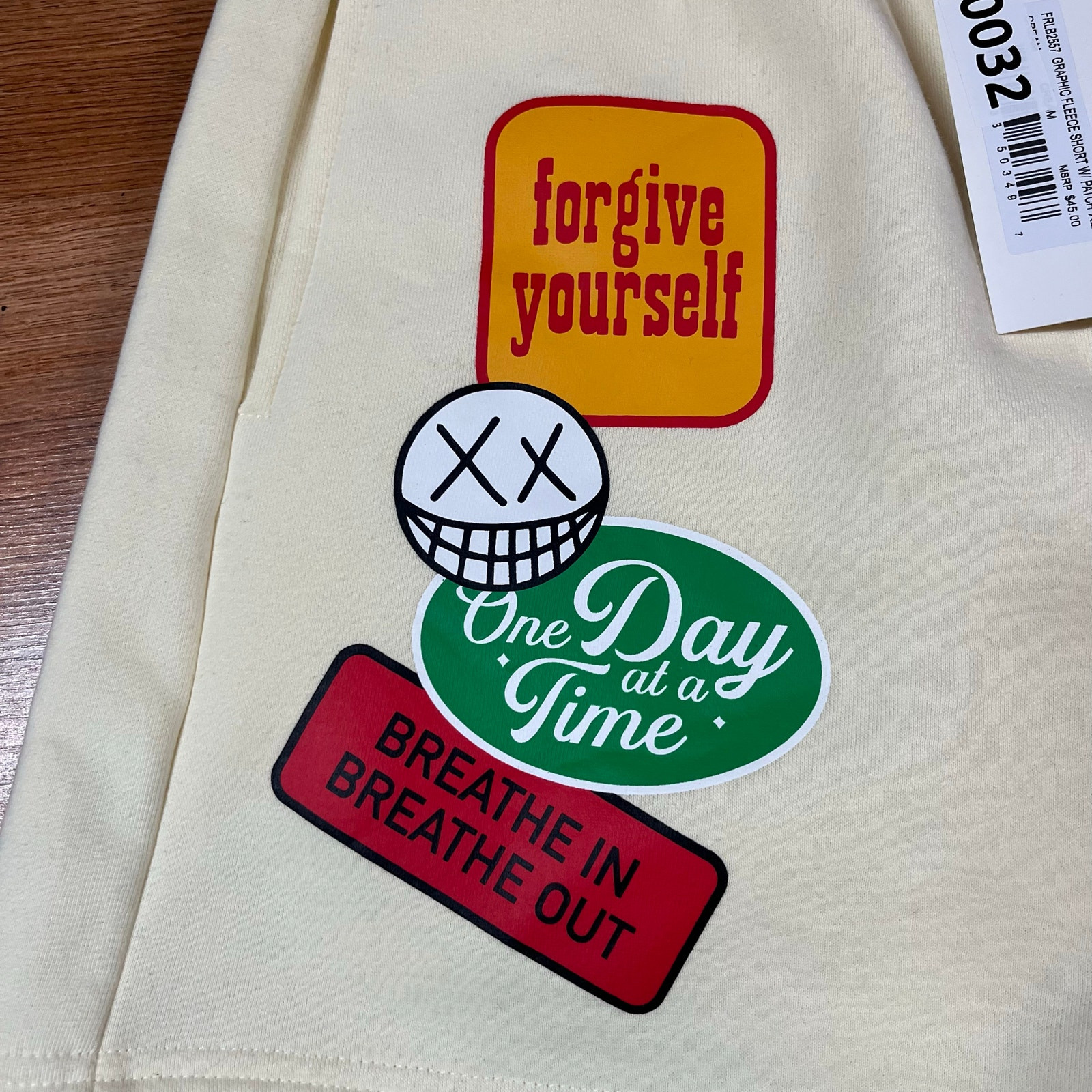 Pantaloncini corti in pile prima fila patch grafica panna uomo taglia XL nuovi