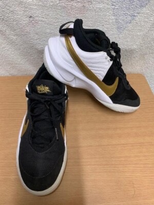 Nike Team Hustle D10 GS 'Black Metallic Gold' Sneaker Gr. UK 5 (38) 24 CM
