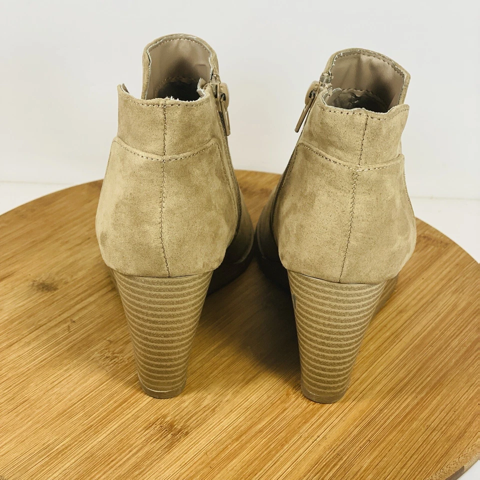 DAVID AARON Tan Faux Suede Wedge Heel Ankle Booties Shoes 6.5 - Image 4 of 4