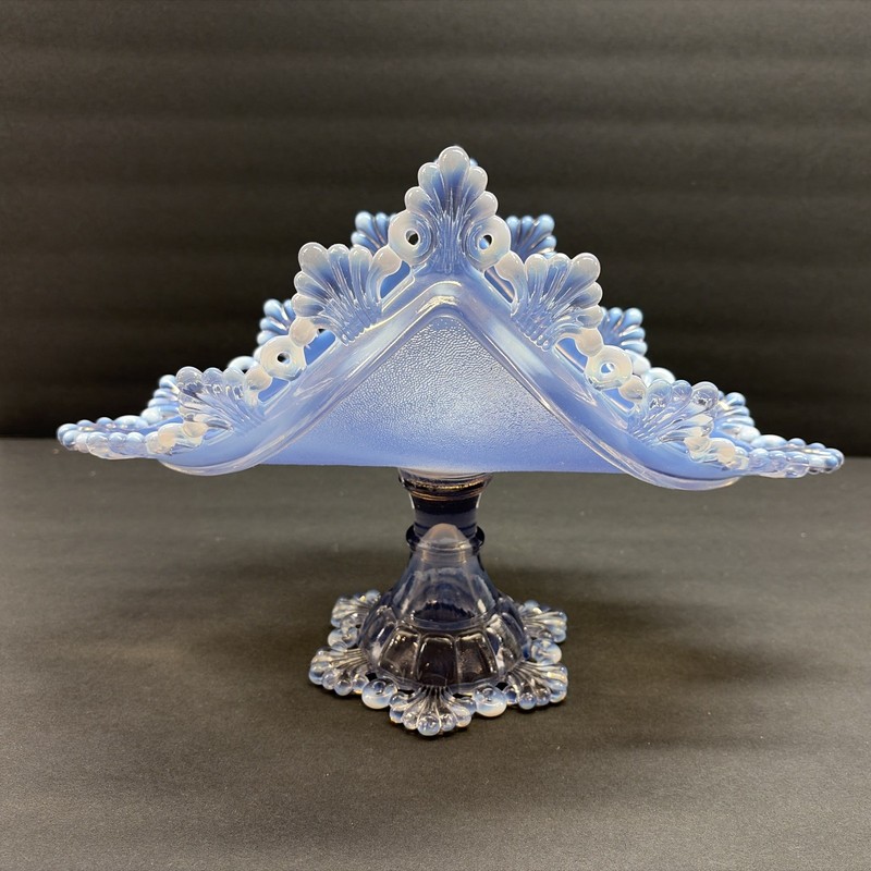 Westmoreland “Ring” Petal Footed Banana Boat Lilac Opalescent Made In 1982