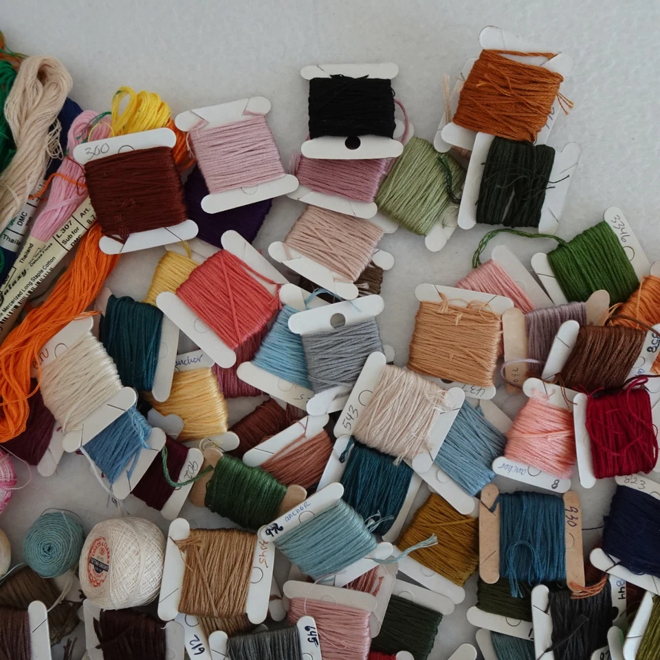 Lote de 100+ tarjetas numeradas de hilo de bordar muchos colores Foto 3 de 4